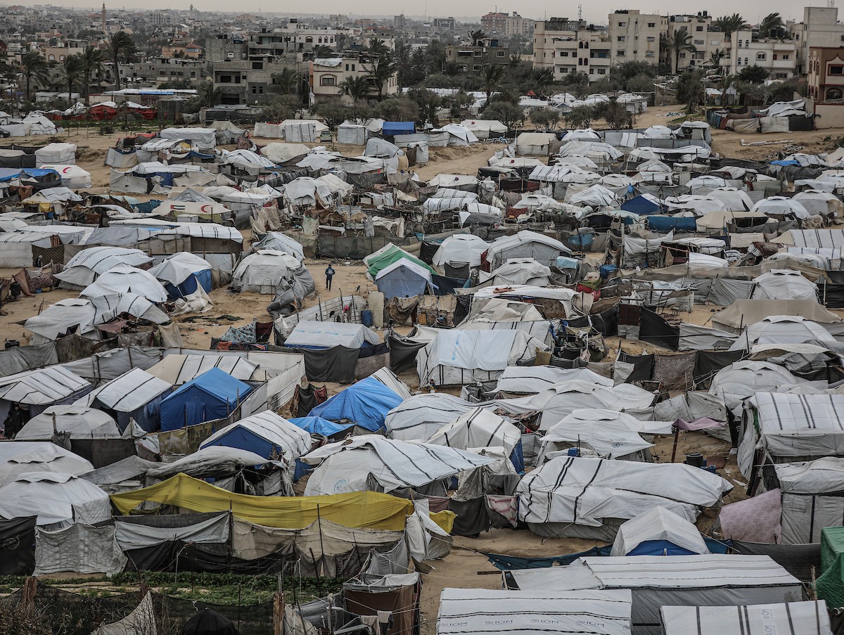 يتفقد فلسطينيون نازحون خيامهم بعد أن تضررت بشدة جراء عاصفة هوائية قوية ضربت مخيمًا للنازحين وسط قطاع غزة. 22 يناير/كانون الثاني 2026. تصوير: رمزي أبو عامر