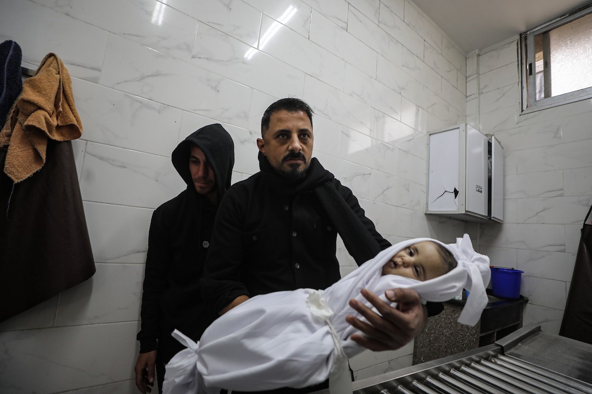 توفي الطفل علي أبو زور، البالغ من العمر ثلاثة أشهر، والذي وصل إلى مستشفى الشفاء في مدينة غزة، متأثراً بموجة البرد القارس التي ضربت مخيمات النازحين في غزة. 22 يناير/كانون الثاني 2026. صورة: عمر أشتوي