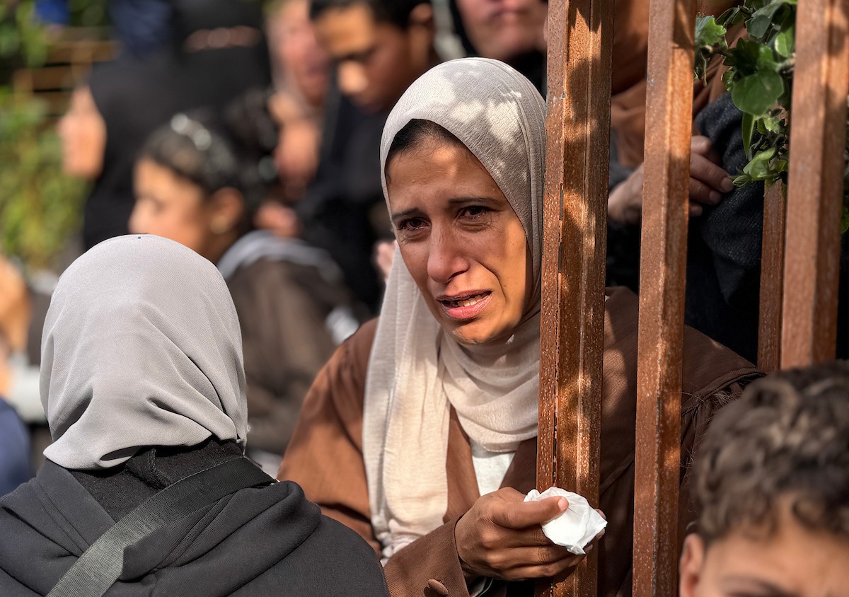 فلسطينيون ينعون جثمان رجل في مجمع ناصر الطبي بخان يونس جنوب قطاع غزة بعد وصوله إلى المستشفى إثر إصابته بجروح جراء غارة إسرائيلية، ١٠ يناير/كانون الثاني ٢٠٢٦. تصوير: محمد سلامة