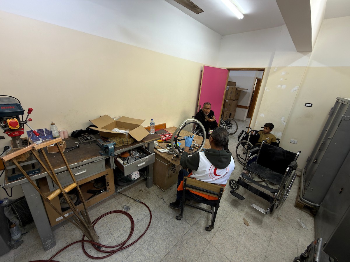 الفلسطيني رمزي الفجم يصلح كراسي متحركة لجرحى قطاع غزة متحديا إعاقته الشخصية ونقص المعدات الطبية ، خان يونس، جنوب قطاع غزة، 20 يناير/كانون الثاني 2026 تصوير: محمد سلامة / وكالة الأنباء الفلسطينية (APA Images)