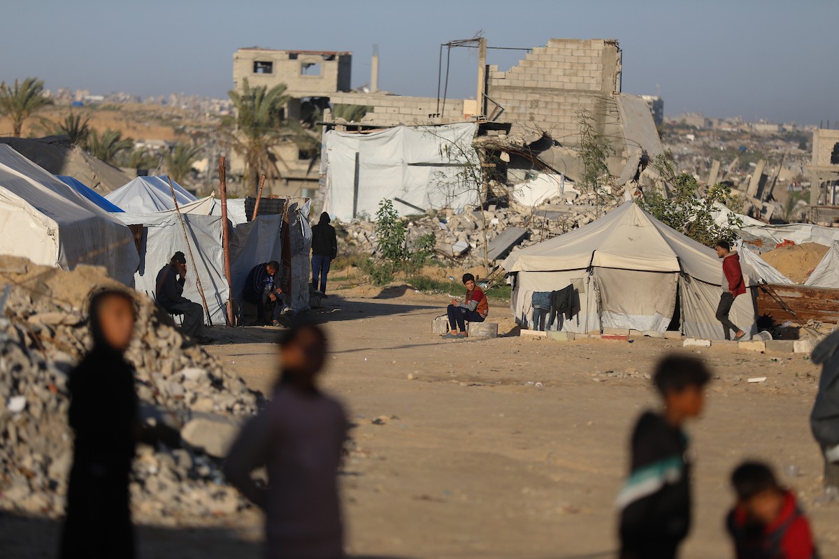 يمارس الفلسطينيون النازحون حياتهم اليومية في مخيم النصيرات بوسط قطاع غزة، في آخر يوم من عام 2025، في 31 ديسمبر/كانون الأول 2025، وسط ظروف إنسانية صعبة فرضها استمرار النزوح ونقص الاحتياجات الأساسية. صورة: رمزي أبو عامر