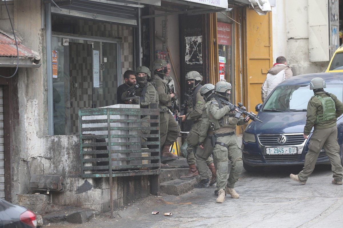 نفّذت قوات الجيش الإسرائيلي عملية عسكرية في مخيم العين للاجئين غرب نابلس، ٢٢ يناير/كانون الثاني ٢٠٢٦. صورة: محمد ناصر