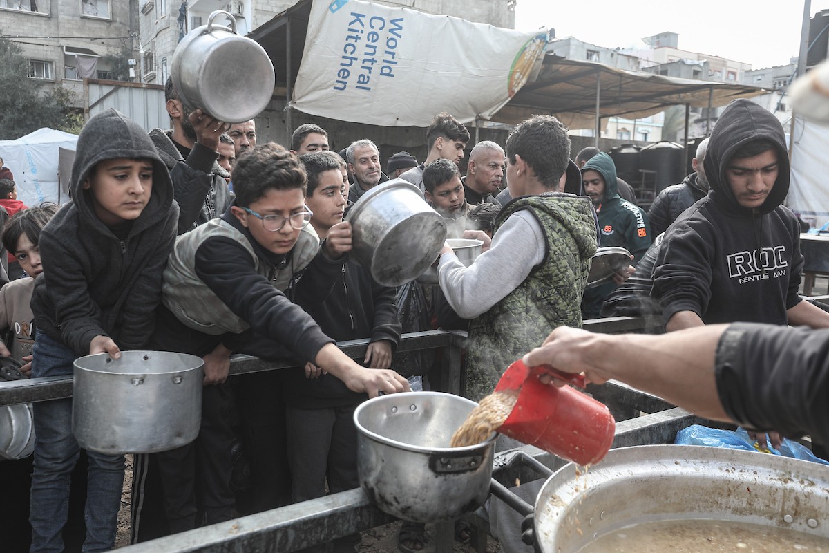 تلقى فلسطينيون، بينهم أطفال، وجبات ساخنة وزعتها إحدى الجمعيات الخيرية في مخيم النصيرات للاجئين، وسط نقص حاد في الغذاء ناجم عن الهجمات الإسرائيلية المستمرة وتدهور الأوضاع الإنسانية. النصيرات، وسط قطاع غزة. 26 يناير/كانون الثاني 2026. تصوير: معز صالحي