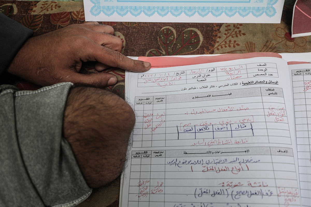  المعلّم سعيد خليل عزم (33 عامًا) أُصيب بجروح بالغة أدّت إلى بتر قدميه، جراء قصف إسرائيلي خلال الحرب على غزة، في مخيم البريج وسط القطاع،  يناير/كانون الثاني 2026. تصوير: معز صالحي