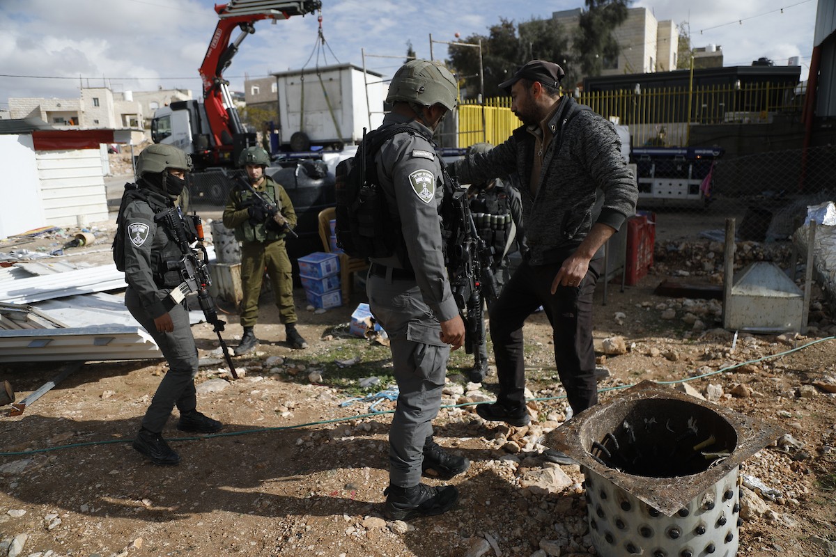 قوات إسرائيلية تهدم وتصادر عدد من المحلات التجارية المصنوعة من الكرفانات في السموع جنوب الخليل،31 ديسمبر/كانون الأول 2025. تصوير: مأمون وزواز