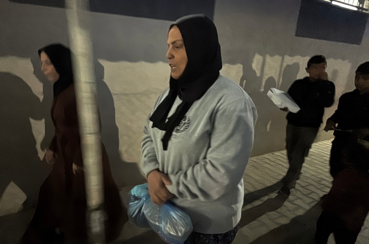 نُقل اثنا عشر أسيرًا فلسطينيًا، بينهم امرأة، أفرجت عنهم القوات الإسرائيلية، إلى مستشفى شهداء الأقصى في دير البلح، وسط قطاع غزة، في 11 يناير/كانون الثاني 2026، في مركبات تابعة للجنة الدولية للصليب الأحمر. (صورة: أحمد إبراهيم)