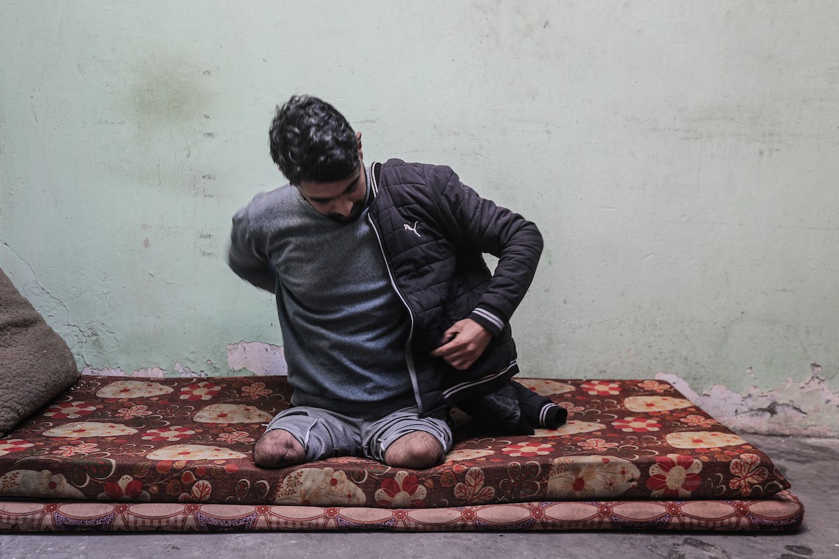  المعلّم سعيد خليل عزم (33 عامًا) أُصيب بجروح بالغة أدّت إلى بتر قدميه، جراء قصف إسرائيلي خلال الحرب على غزة، في مخيم البريج وسط القطاع،  يناير/كانون الثاني 2026. تصوير: معز صالحي