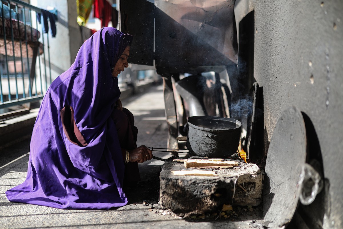 عائلات فلسطينية نزحت جراء الهجمات الإسرائيلية منذ 7 أكتوبر/تشرين الأول 2023، تأوي إلى مدرسة تابعة لوكالة الأونروا في حي تل الهوى بمدينة غزة. 26 يناير/كانون الثاني 2026، بعدسة عمر أشتوي