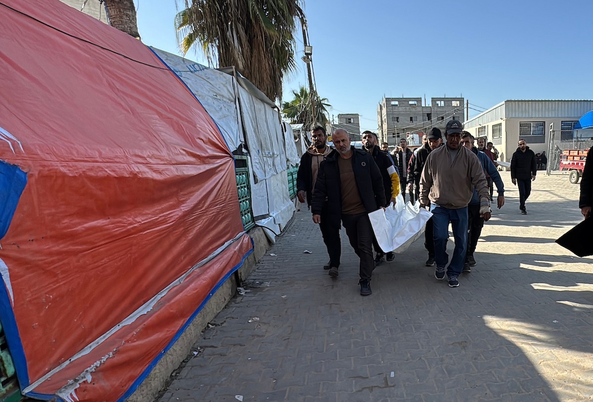 ودّع الفلسطينيون جثماني إبراهيم محمد الشنا (29 عامًا) وابنه محمد (8 أعوام) في مستشفى شهداء الأقصى بدير البلح. وقد توفي الاثنان إثر انهيار منزلهما عليهما في مخيم المغازي للاجئين وسط قطاع غزة. في غضون ذلك 5 يناير/كانون الثاني 2026. صورة: أحمد إبراهيم