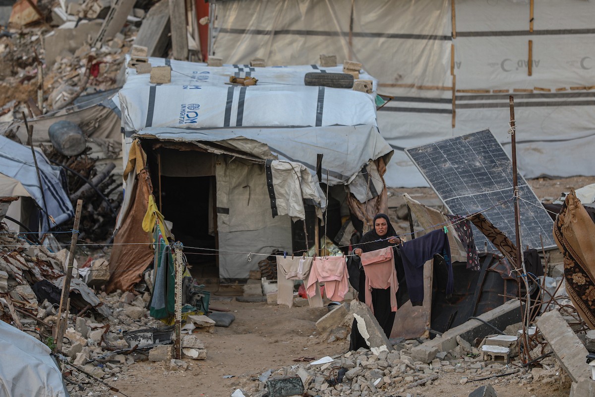 يُكافح الفلسطينيون النازحون لمواصلة حياتهم اليومية وسط الأنقاض التي خلّفتها الهجمات الإسرائيلية في جباليا، شمال قطاع غزة، في 12 يناير/كانون الثاني 2026. صورة: عمر أشتوي