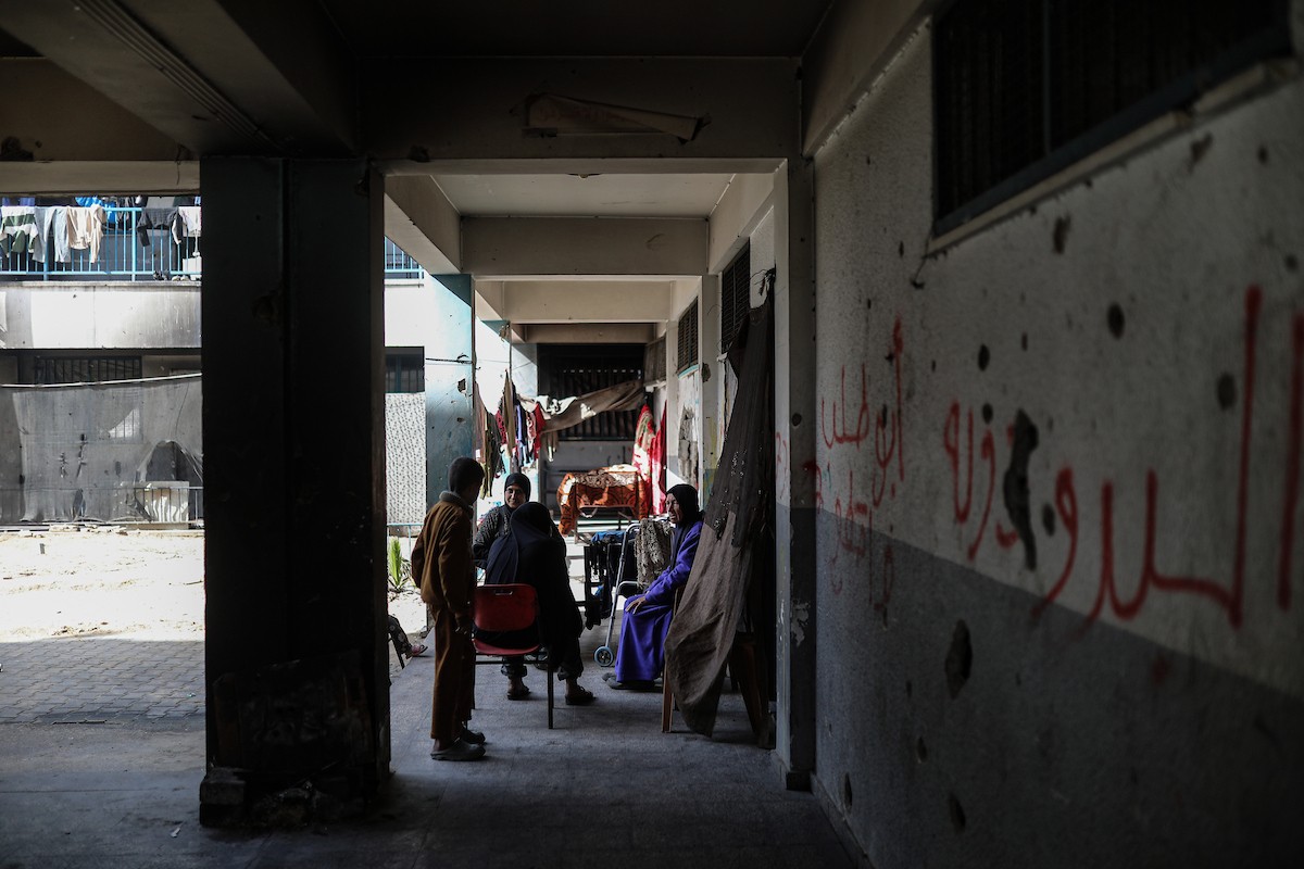 عائلات فلسطينية نزحت جراء الهجمات الإسرائيلية منذ 7 أكتوبر/تشرين الأول 2023، تأوي إلى مدرسة تابعة لوكالة الأونروا في حي تل الهوى بمدينة غزة. 26 يناير/كانون الثاني 2026، بعدسة عمر أشتوي