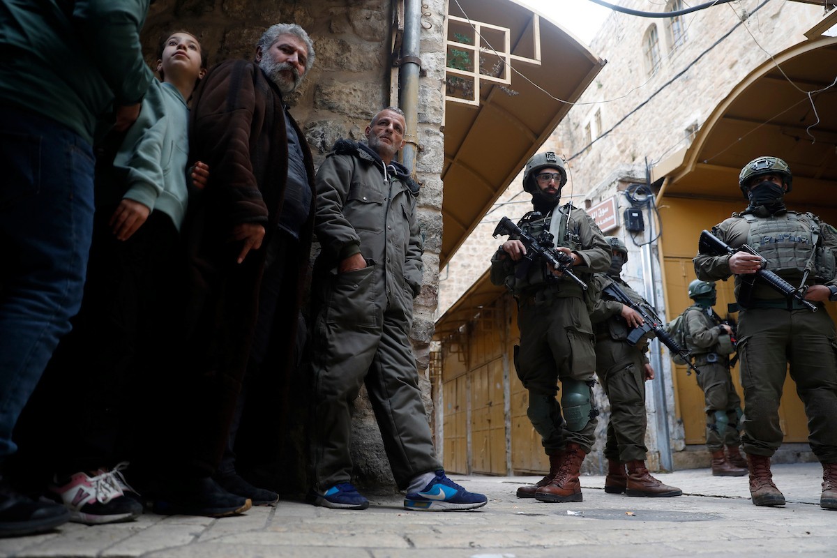 جنود إسرائيليون يتخذون إجراءات أمنية مشددة بإغلاق مداخل ومخارج منطقة البلدة القديمة في الخليل، الضفة الغربية، في 24 يناير/كانون الثاني 2026، خلال اقتحام  مستوطنون يهود البلدة(صورة: مأمون وزواز)