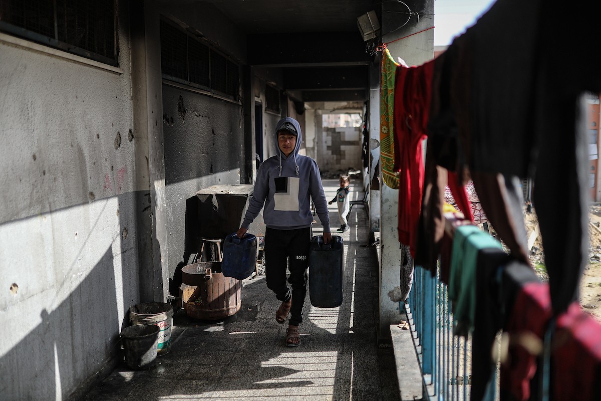 عائلات فلسطينية نزحت جراء الهجمات الإسرائيلية منذ 7 أكتوبر/تشرين الأول 2023، تأوي إلى مدرسة تابعة لوكالة الأونروا في حي تل الهوى بمدينة غزة. 26 يناير/كانون الثاني 2026، بعدسة عمر أشتوي