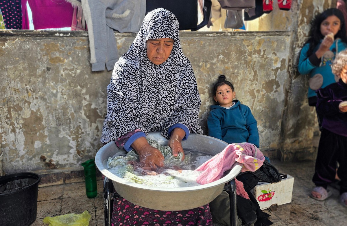 الرافعات الإسرائيلية تستهدف النازحين قرب مستشفى ناصر بخان يونس،1 يناير/كانون الثاني 2026. صورة: طارق محمد