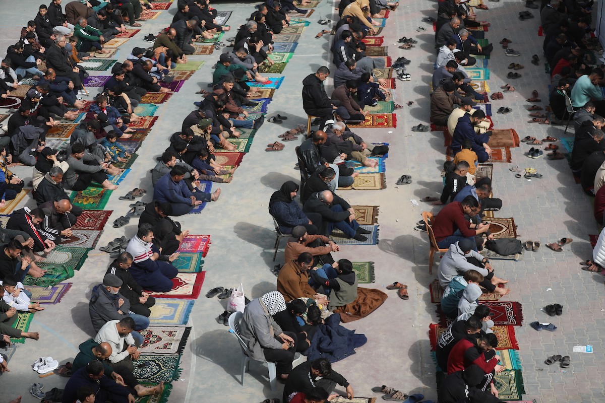 يؤدي الفلسطينيون صلاة الجمعة داخل مدرسة تابعة لوكالة الأونروا، حُوِّلت إلى ملجأ بعد نزوح عائلات منها جراء الهجمات الإسرائيلية منذ 7 أكتوبر/تشرين الأول 2023، في مدينة غزة. 30 يناير/كانون الثاني 2026. صورة: عمر أشتوي