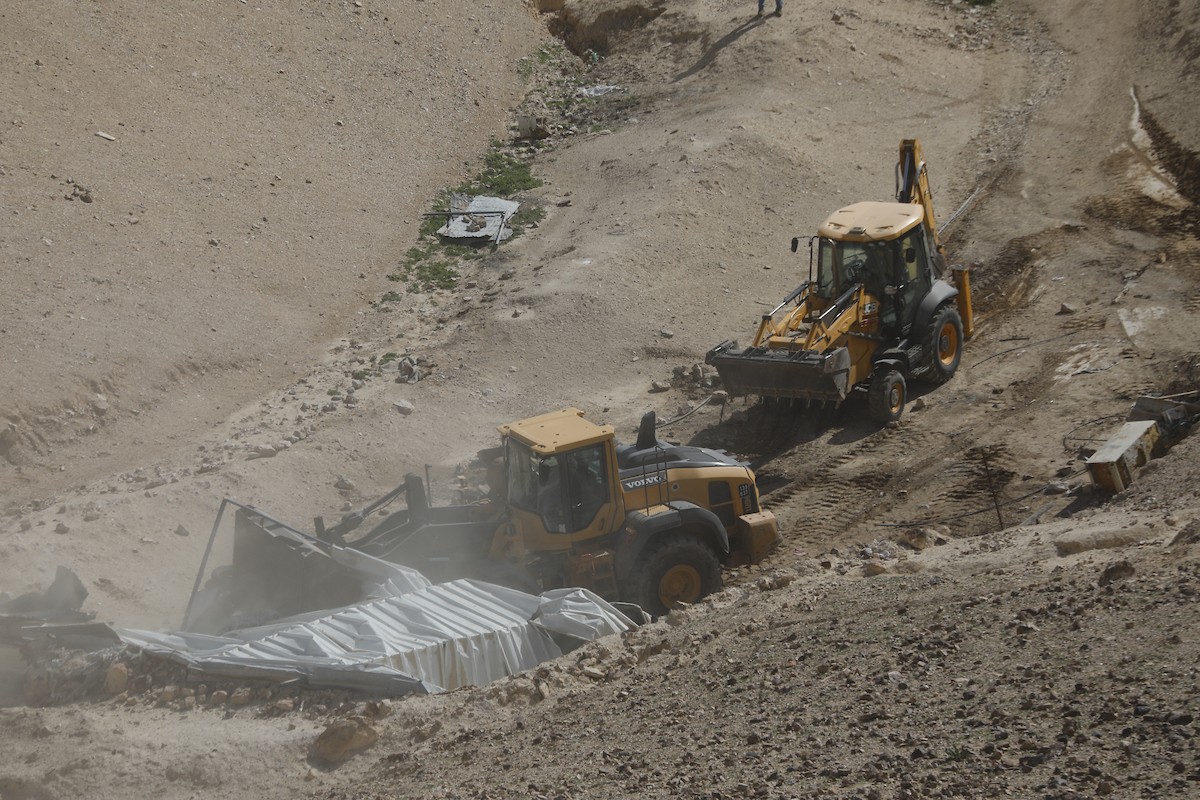 جرافات عسكرية إسرائيلية تهدم ستة منازل تعود لسكان بدو فلسطينيين جنوب الخليل، ضمن حملة أوسع تستهدف المجتمعات البدوية في المنطقة، 26 يناير/كانون الثاني 2026. صورة: مأمون وزواز