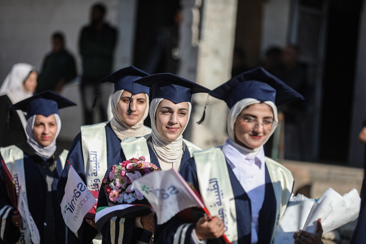 حفل تخرج لـ ٢٣٠ طالبًا وطالبةً في كلية الطب بمجمع الشفاء الطبي (مستشفى الشفاء)، الذي تضرر بشدة جراء الهجمات العسكرية الإسرائيلية على مدينة غزة في ٣ يناير/كانون الثاني ٢٠٢٦. صورة: عمر أشتوي