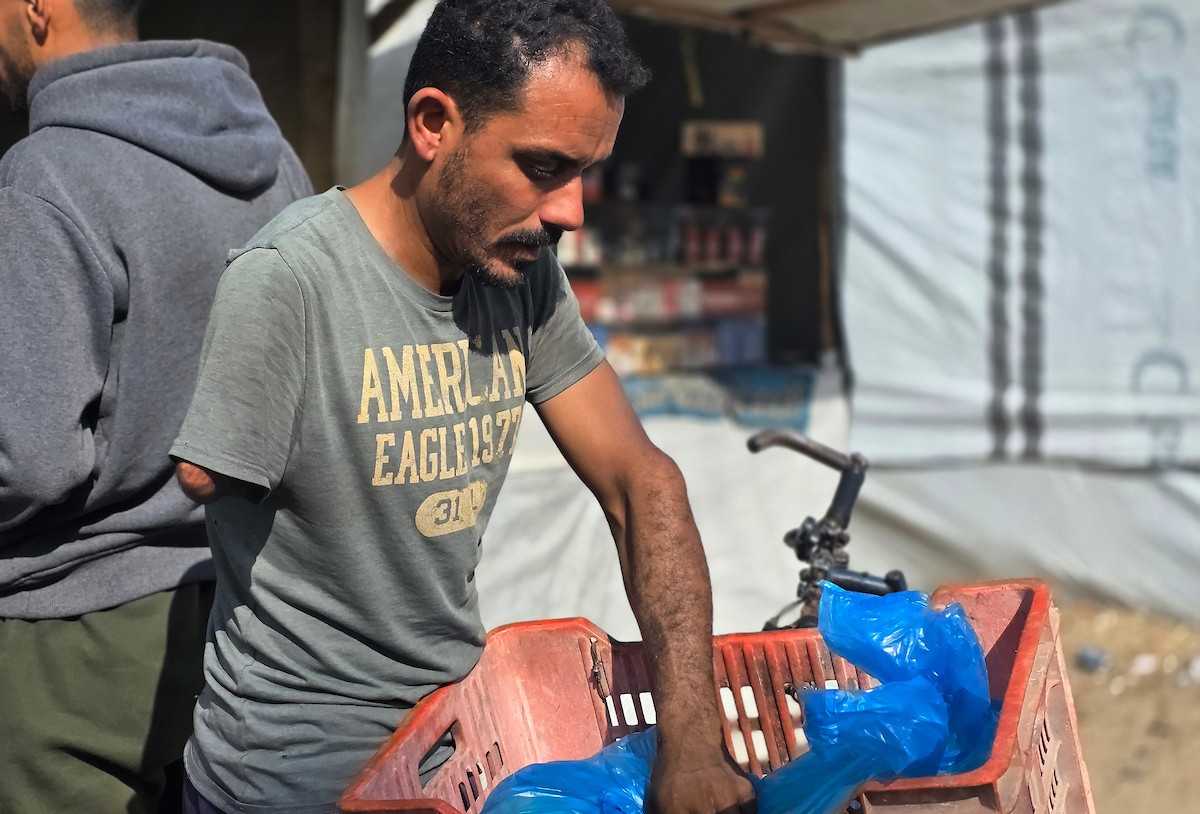 الفلسطيني محمد قحمان يعيد افتتاح مخبز تقليدي وسط أنقاض مدينة حمد غرب خان يونس، ويعمل جنباً إلى جنب مع أبنائه وصهره، وجميعهم من مبتوري الأطراف، 21 يناير/كانون الثاني 2026  . صورة: طارق محمد