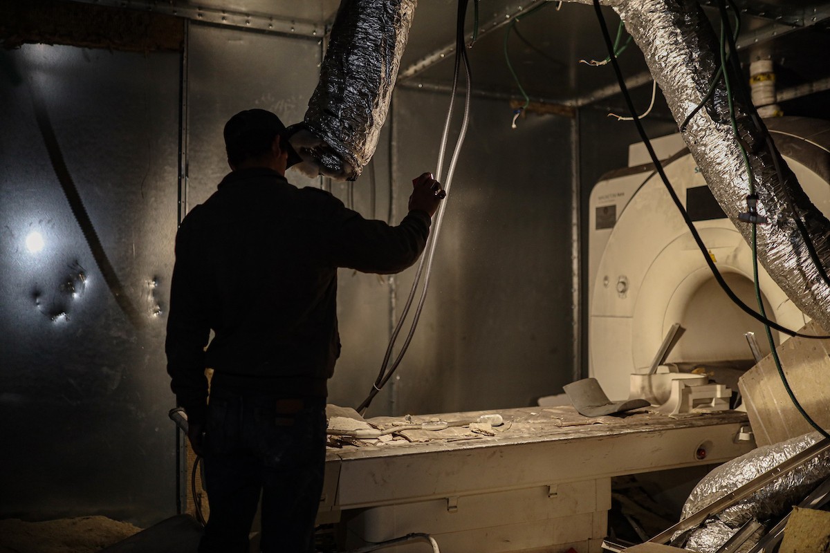 مستشفى الشفاء في غزة يفتقر إلى المعدات الطبية وتحديدًا جهاز التصوير بالرنين المغناطيسي، بعد أن دمّر الجيش الإسرائيلي معظم المعدات خلال الحرب، 31 ديسمبر/كانون الأول 2025. صورة: عمر أشتوي