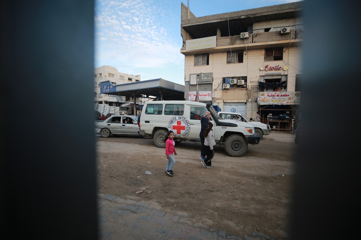 وصول 15 جثة لفلسطينيين سلمتها إسرائيل عبر اللجنة الدولية للصليب الأحمر إلى مجمع الشفاء الطبي في مدينة غزة، 29 يناير/كانون الثاني 2026. تصوير: عمر أشتوي