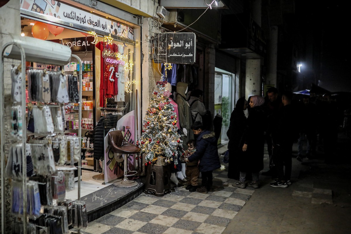 شارع عمر المختار بحي الرمال في مدينة غزة، ليل 31 ديسمبر/كانون الأول 2025، آخر أيام عام 2025، صورة: عمر أشتوي