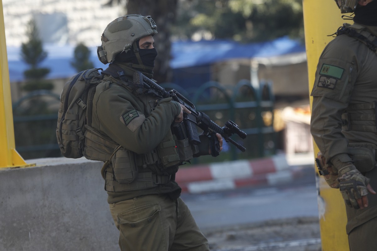 الجيش الإسرائيلي يشن عملية عسكرية واسعة النطاق في الخليل، جنوب الضفة الغربية، 19 يناير/كانون الثاني 2026. صورة: مأمون وزواز