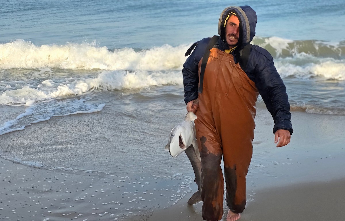 صيادون يعودون للعمل قبالة سواحل خان يونس بإمكانيات محدودة ومخاوف ملاحقتهم واستهدافهم من قبل الاحتلال الاسرائيلي، 31 ديسمبر/كانون الأول 2025. صورة: طارق محمد