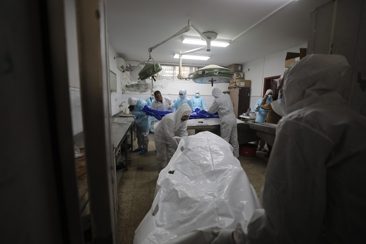 تُجري إدارة الطب الشرعي والأدلة الجنائية بوزارة العدل فحوصاتٍ لخمس عشرة جثة فلسطينية بمستشفى الشفاء في مدينة غزة، لمحاولة التعرف عليها، 30 يناير/كانون الثاني 2026. صورة: عمر أشتوي