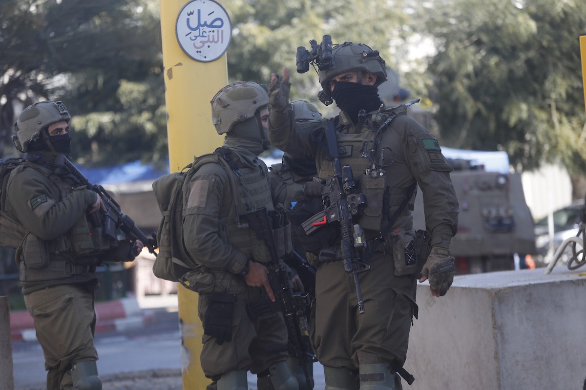 الجيش الإسرائيلي يشن عملية عسكرية واسعة النطاق في الخليل، جنوب الضفة الغربية، 19 يناير/كانون الثاني 2026. صورة: مأمون وزواز