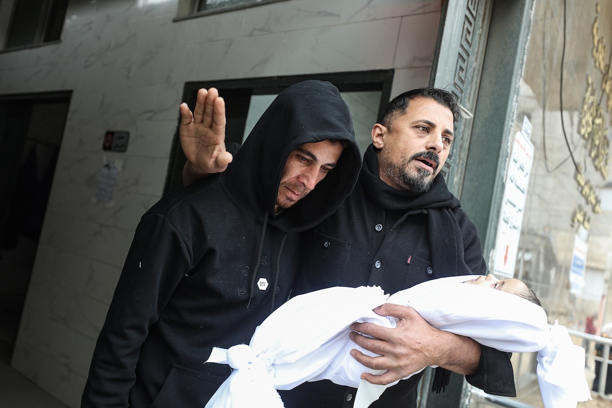 توفي الطفل علي أبو زور، البالغ من العمر ثلاثة أشهر، والذي وصل إلى مستشفى الشفاء في مدينة غزة، متأثراً بموجة البرد القارس التي ضربت مخيمات النازحين في غزة. 22 يناير/كانون الثاني 2026. صورة: عمر أشتوي