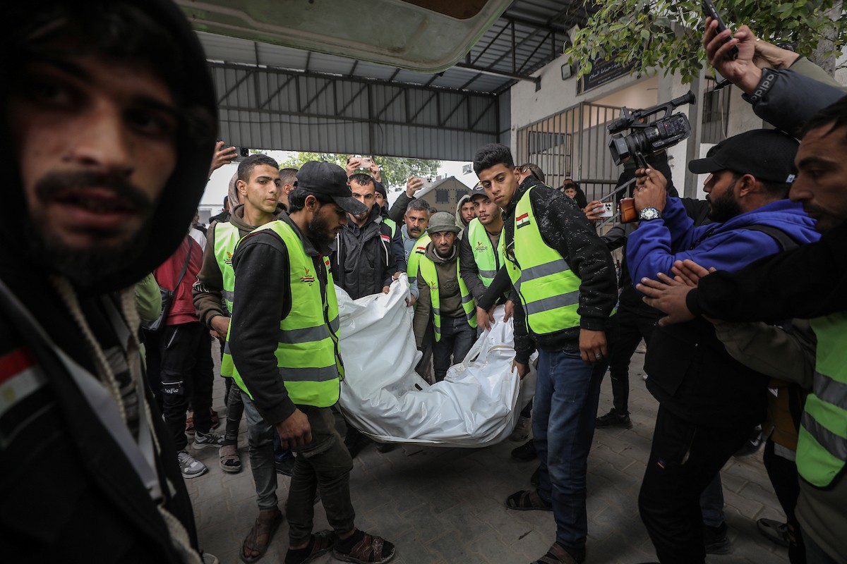 نُقل جثمانا صحفيين من مستشفى الشفاء في غزة إلى جنوب القطاع ليودعهما أهلهما. وقد قُتلا في هجوم إسرائيلي استهدف سيارة تابعة للجنة المصرية أثناء عملهما في منطقة الزهراء بوسط قطاع غزة. 21 يناير/كانون الثاني 2026. صورة: عمر أشتوي