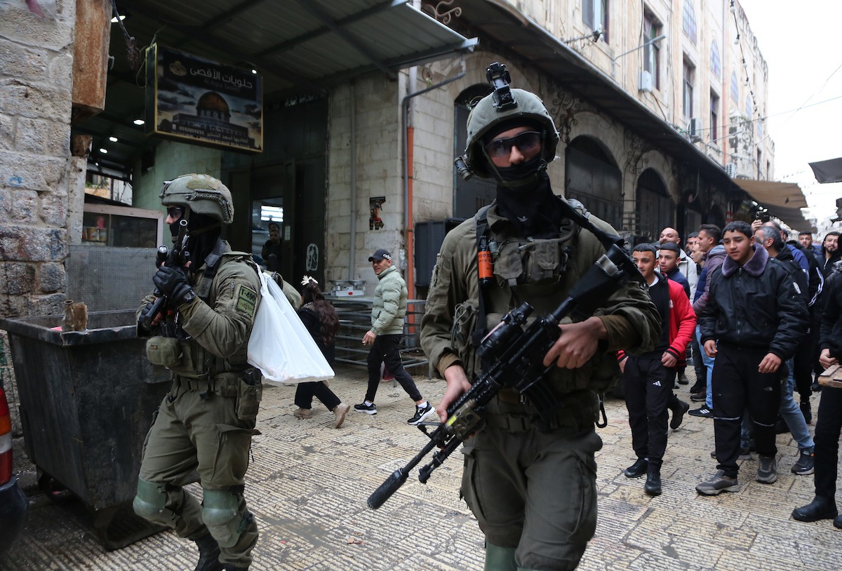 القوات الإسرائيلية تداهم عدد من المحال التجارية في السوق المركزي وتطلق النار تجاه بناية سكنية، وتوقف عدد من المواطنين في البلدة القديمة بمدينة نابلس، 1 يناير/كانون الثاني ٢٠٢٦. صورة: محمد ناصر
