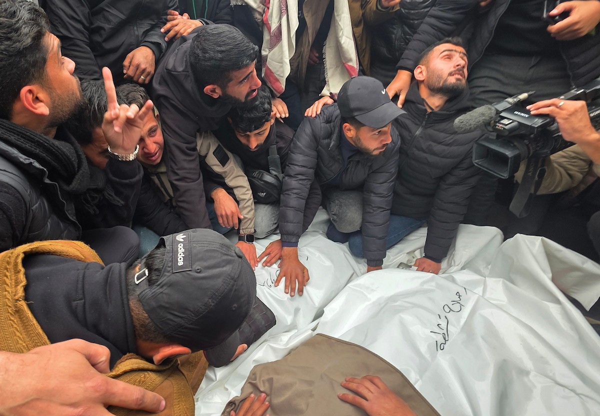 موكب جنازة ثلاثة صحفيين في مستشفى ناصر بخان يونس. وكان الصحفيون قد استشهدوا أمس عندما استهدف الجيش الإسرائيلي سيارة تابعة للجنة المصرية أثناء عملهم في منطقة الزهراء وسط قطاع غزة، 22 يناير/كانون الثاني 2026 (صورة: طارق محمد)