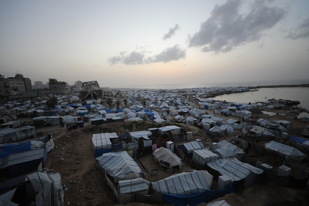 لقطاتٌ عامةٌ لخيامَ النازحين مُكدّسةً في ميناء مدينة غزة المُدمّر، ما يعكس ظروفًا معيشيةً مُزرية. ولا تزال الحياة اليومية صعبةً للغاية بالنسبة لغالبية السكان، 23 يناير/كانون الثاني 2026. صورة: عمر أشتوي