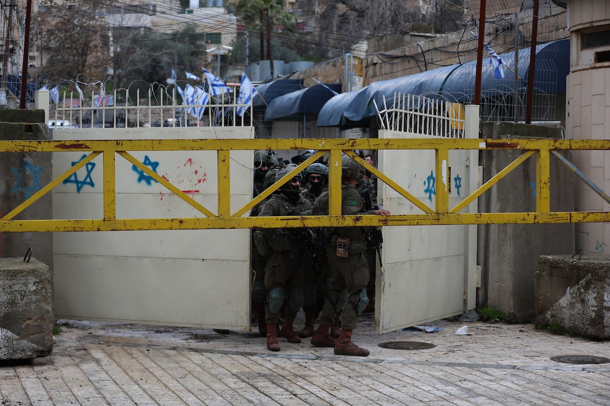 جولة استفزازية للمستوطنين بحماية قوات جيش الاحتلال الإسرائيلي في مدينة الخليل، جنوب الضفة الغربية ، 10 يناير/كانون الثاني 2026. تصوير مأمون وزواز