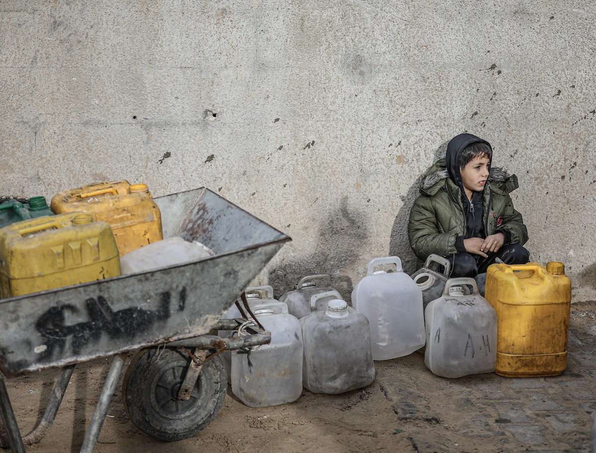 يملأ الفلسطينيون خزاناتهم بالمياه التي توزعها صهاريج المياه، وينقلونها إلى خيامهم في مخيم النصيرات وسط قطاع غزة، حيث تفاقمت أزمة المياه نتيجة الأضرار الجسيمة التي لحقت بالبنية التحتية جراء الهجمات الإسرائيلية، 29 يناير/كانون الثاني 2026. صورة: رمزي أبو عامر