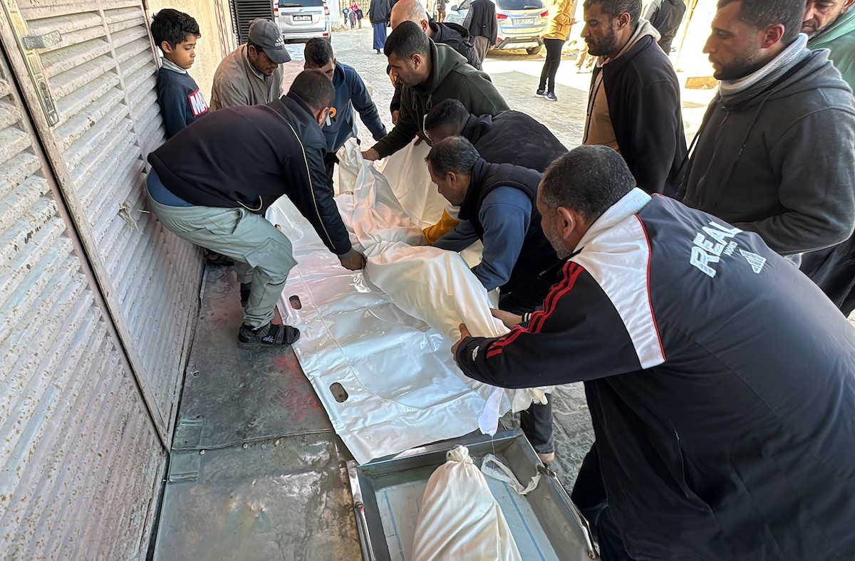 ودّع الفلسطينيون جثماني إبراهيم محمد الشنا (29 عامًا) وابنه محمد (8 أعوام) في مستشفى شهداء الأقصى بدير البلح. وقد توفي الاثنان إثر انهيار منزلهما عليهما في مخيم المغازي للاجئين وسط قطاع غزة. في غضون ذلك 5 يناير/كانون الثاني 2026. صورة: أحمد إبراهيم