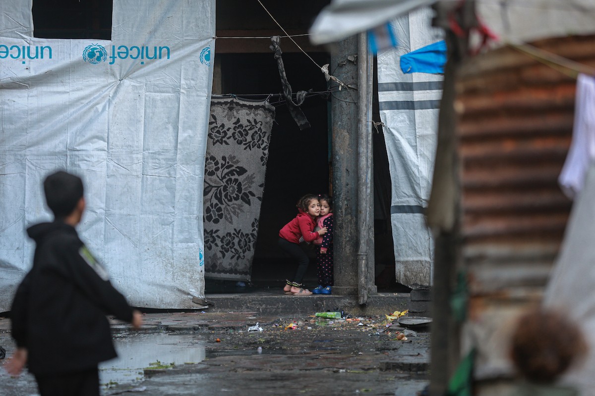 يعيش الفلسطينيون النازحون في خيام وملاجئ مؤقتة في مدارس الأونروا بعد أن دمرت الغارات الجوية الإسرائيلية منازلهم. وتمنعهم القيود التي يفرضها 