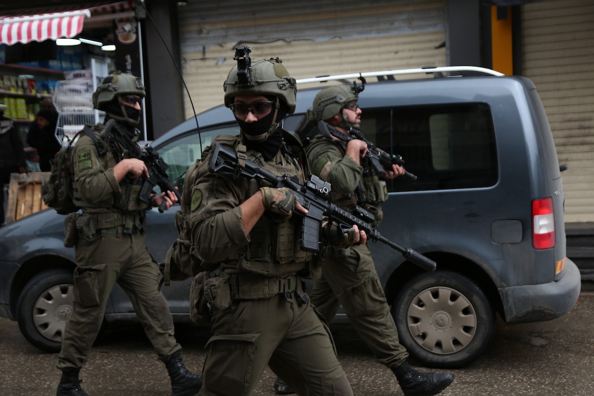 القوات الإسرائيلية تداهم عدد من المحال التجارية في السوق المركزي وتطلق النار تجاه بناية سكنية، وتوقف عدد من المواطنين في البلدة القديمة بمدينة نابلس، 1 يناير/كانون الثاني ٢٠٢٦. صورة: محمد ناصر