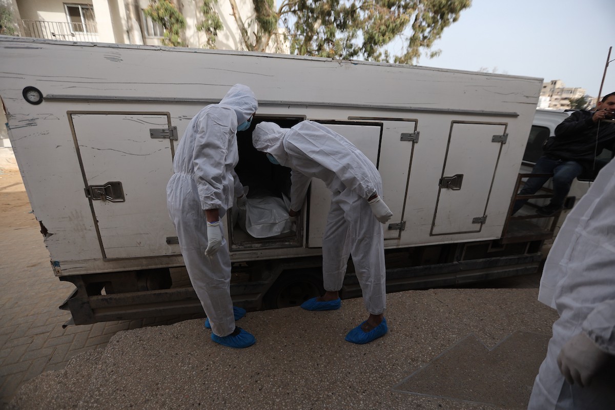 تُجري إدارة الطب الشرعي والأدلة الجنائية بوزارة العدل فحوصاتٍ لخمس عشرة جثة فلسطينية بمستشفى الشفاء في مدينة غزة، لمحاولة التعرف عليها، 30 يناير/كانون الثاني 2026. صورة: عمر أشتوي