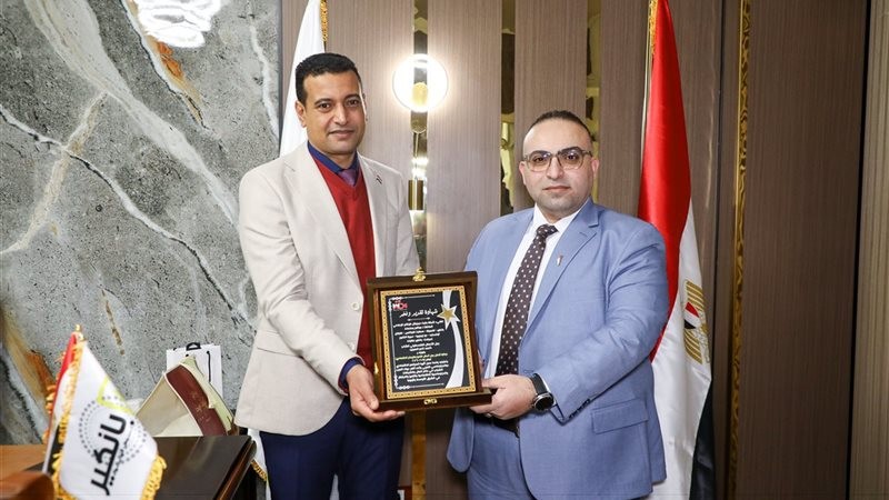 رجل الأعمال أحمد ناصر الصوير يتوّج بجائزة «أفضل رجل أعمال للتميز والإبداع الاقتصادي».jpg