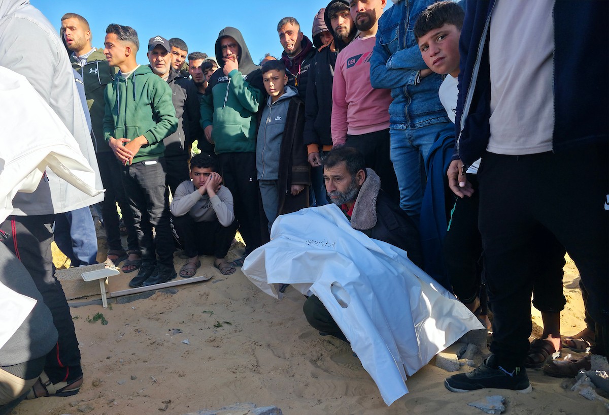 ينعى الفلسطينيون أرواح ذويهم بعد أن استهدفت القوات الإسرائيلية خيمةً تؤوي نازحين مدنيين بطائرة مسيرة في خان يونس جنوب قطاع غزة في 31 يناير/كانون الثاني 2026. (صورة: طارق محمد)