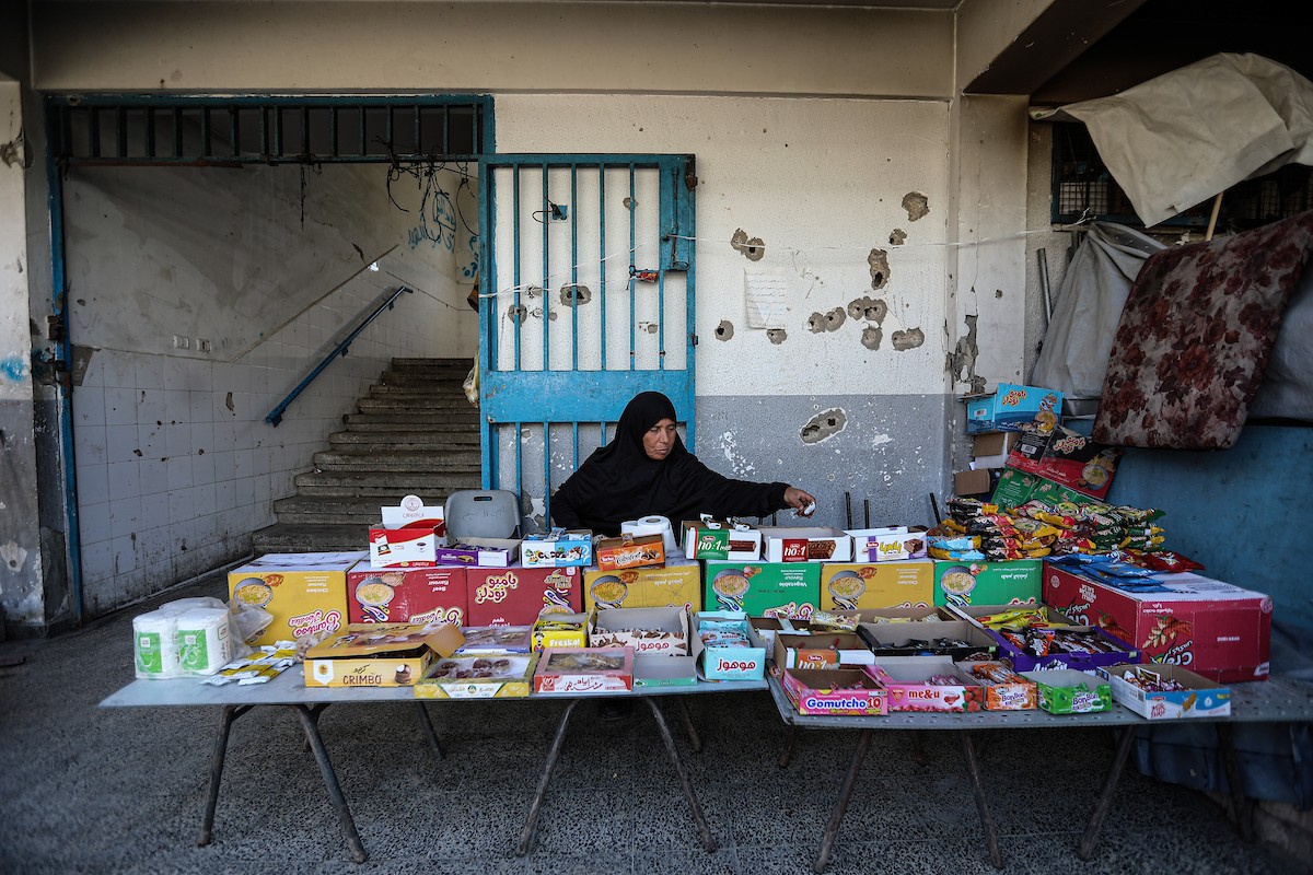 عائلات فلسطينية نزحت جراء الهجمات الإسرائيلية منذ 7 أكتوبر/تشرين الأول 2023، تأوي إلى مدرسة تابعة لوكالة الأونروا في حي تل الهوى بمدينة غزة. 26 يناير/كانون الثاني 2026، بعدسة عمر أشتوي