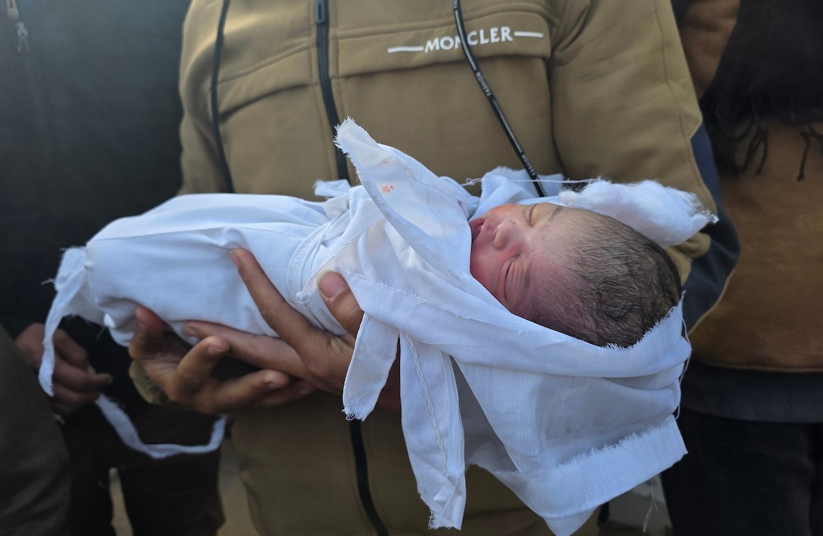 ينعى الفلسطينيون جثمان الطفلة سجود عليان في مجمع ناصر الطبي بمدينة خان يونس، جنوب قطاع غزة، في 24 يناير/كانون الثاني 2026، بعد سبعة أيام من ولادتها. (صورة: طارق محمد/وكالة الأنباء الفلسطينية)