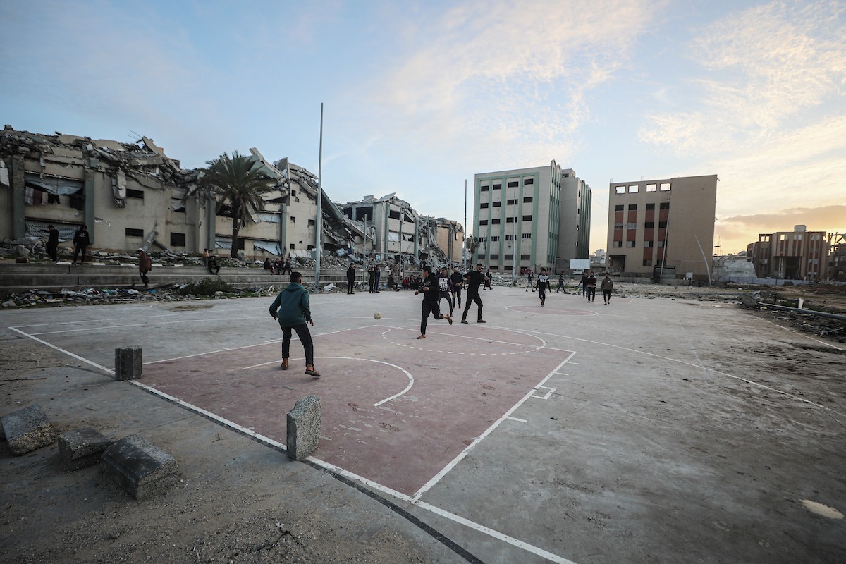  شبان فلسطينيون نازحون يلعبون كرة القدم في ملعب مدمر بمدينة غزة، في 10 يناير/كانون الثاني 2026. صورة: عمر أشتوي