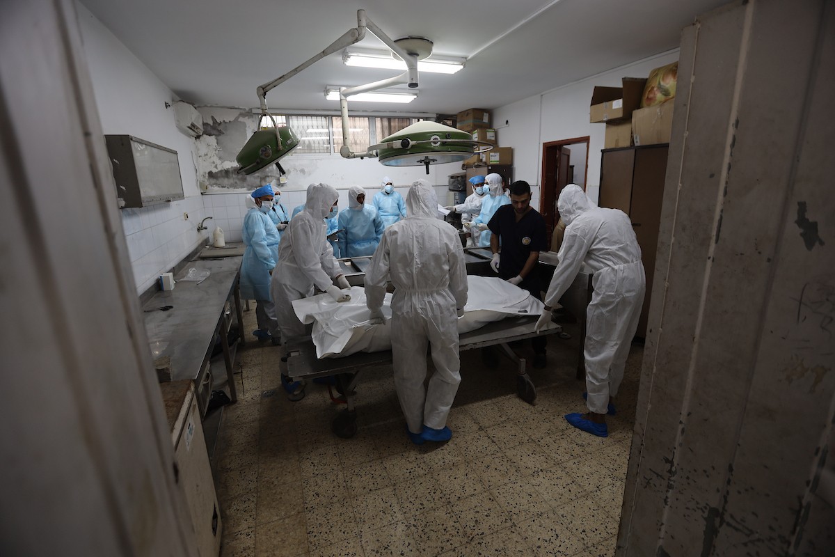 تُجري إدارة الطب الشرعي والأدلة الجنائية بوزارة العدل فحوصاتٍ لخمس عشرة جثة فلسطينية بمستشفى الشفاء في مدينة غزة، لمحاولة التعرف عليها، 30 يناير/كانون الثاني 2026. صورة: عمر أشتوي