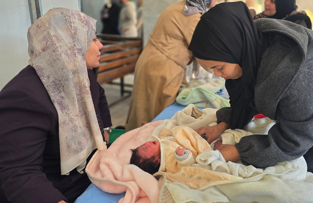 يتلقى الأطفال (دون سن الثالثة) التطعيمات في مستشفى ناصر بخان يونس جنوب قطاع غزة، 18 يناير/كانون الثاني 2026.تصوير: طارق محمد