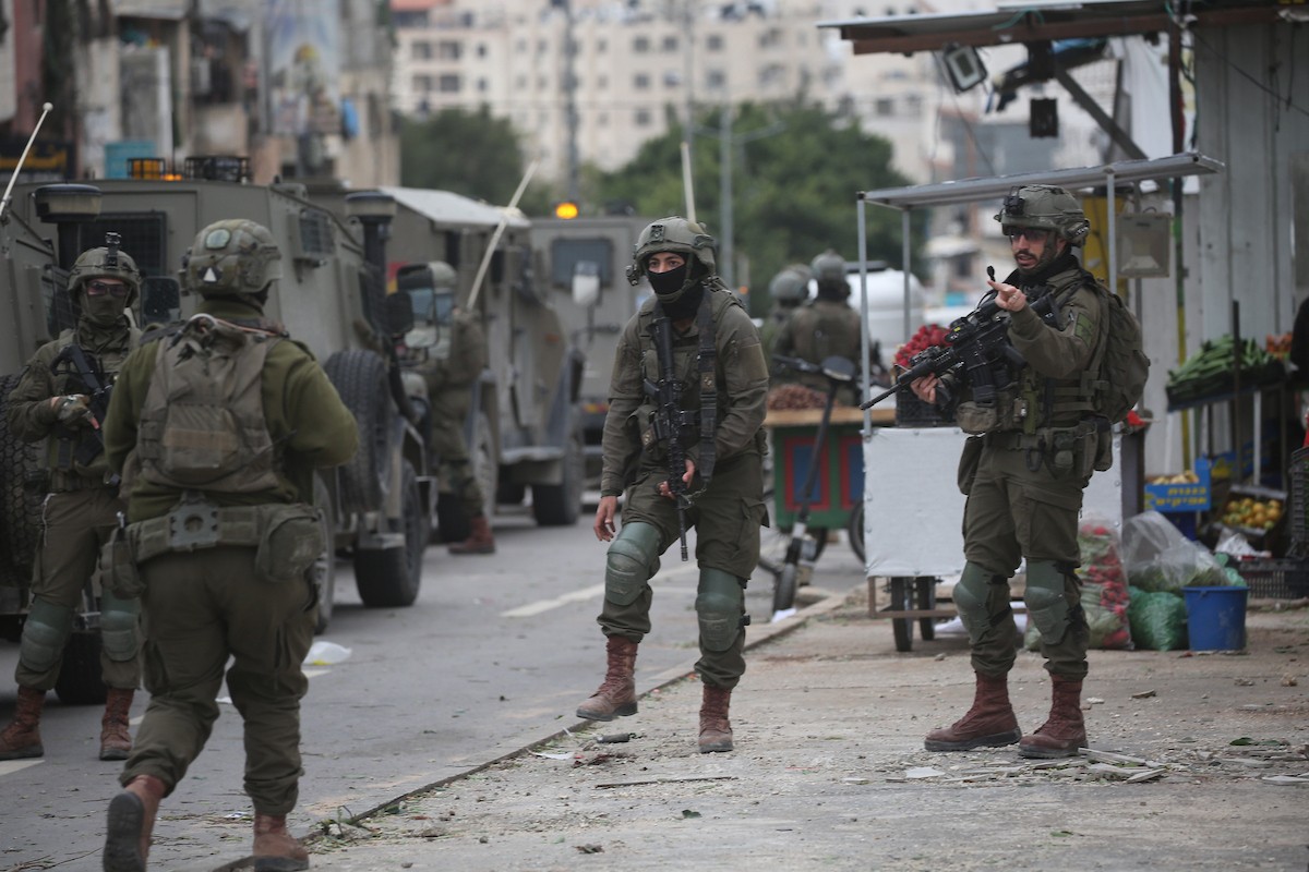 نفّذت قوات الجيش الإسرائيلي عملية عسكرية في مخيم العين للاجئين غرب نابلس، ٢٢ يناير/كانون الثاني ٢٠٢٦. صورة: محمد ناصر