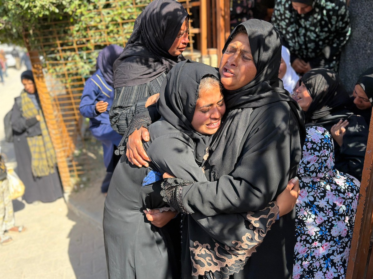 فلسطينيون يودعون جثمان أحمد بربخ، 32 عاماً، في مجمع ناصر الطبي بخان يونس، بعد أن استشهد برصاص القوات الإسرائيلية في وسط خان يونس، جنوب قطاع غزة. 29 يناير/كانون الثاني 2026. تصوير: محمد سلامة / (APA Images)