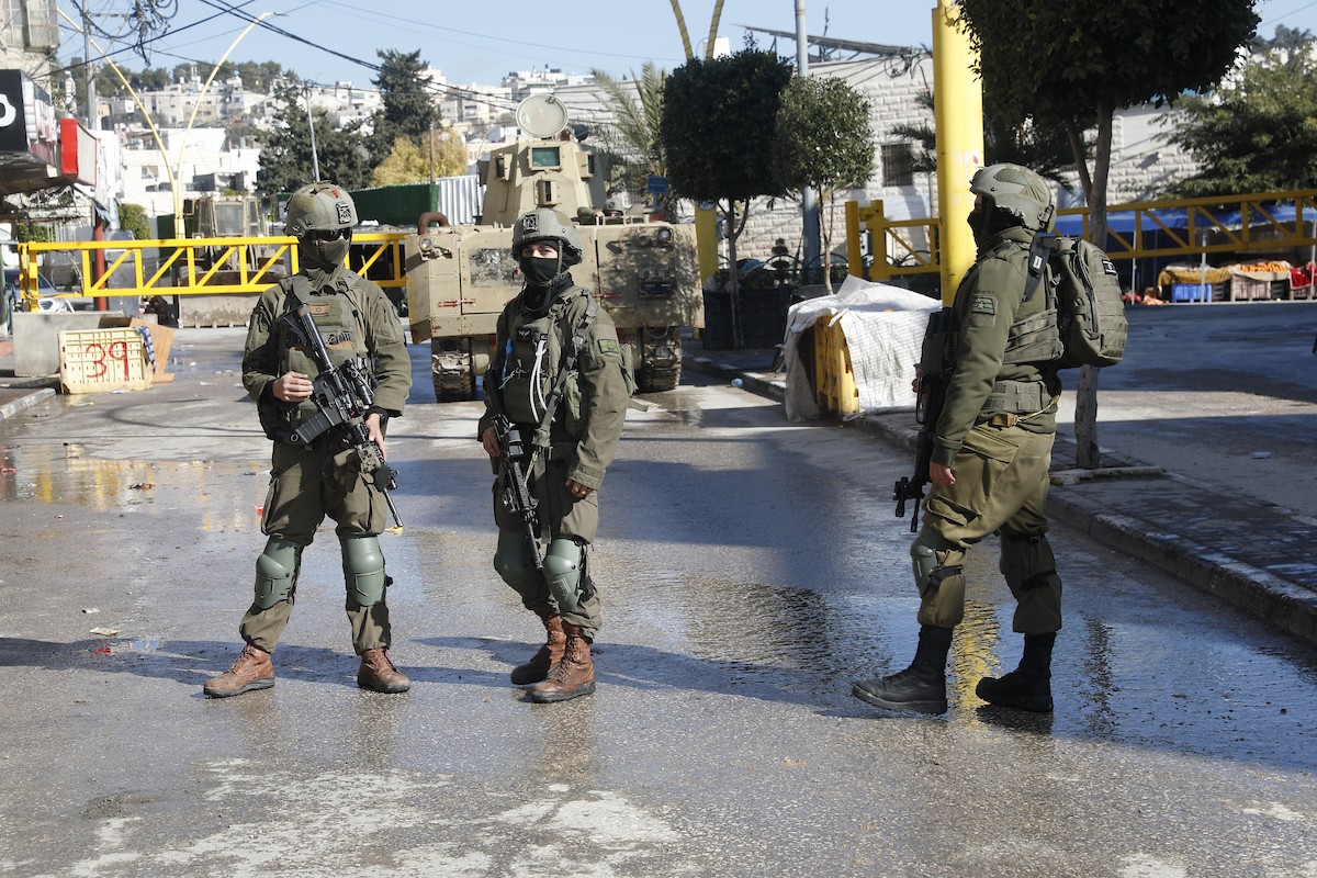الجيش الإسرائيلي يشن عملية عسكرية واسعة النطاق في الخليل، جنوب الضفة الغربية، 19 يناير/كانون الثاني 2026. صورة: مأمون وزواز